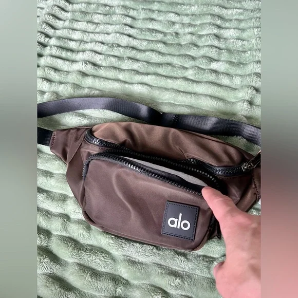 ALO Explorer Fanny Pack in Espresso NWT - Picture 3 of 7
